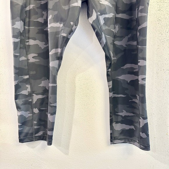 ATHLETA Ultimate‎ Camo 7/8 Tight - Heather Grey - Size 3X 2 Stash Pockets - $89 - Picture 3 of 13
